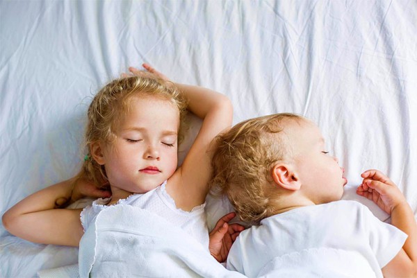 Чи можна маленьким брату і сестрі спати в одному ліжку і з якого віку їх потрібно розділити