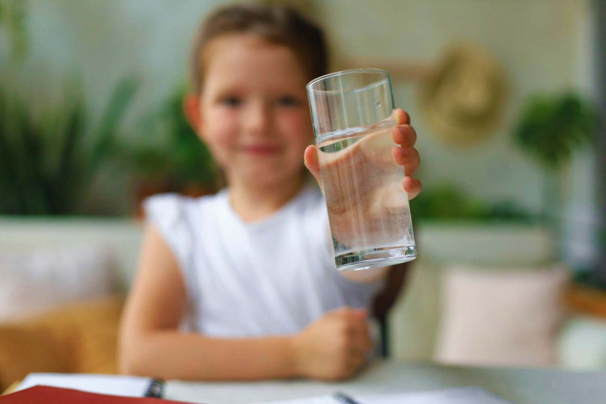 Забезпечення адекватної гідратації у дітей – скільки води потрібно пити щодня