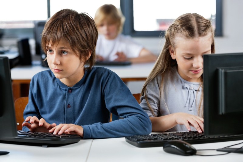 Як довго дітям можна користуватися ноутбуком?