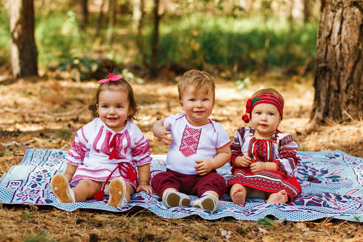 Як одягають немовлят у різних країнах світу