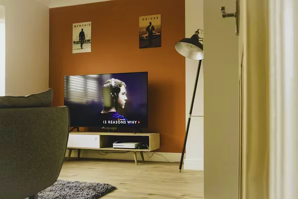 Як правильно розмістити телевізор у маленькій кімнаті – оптимізація простору