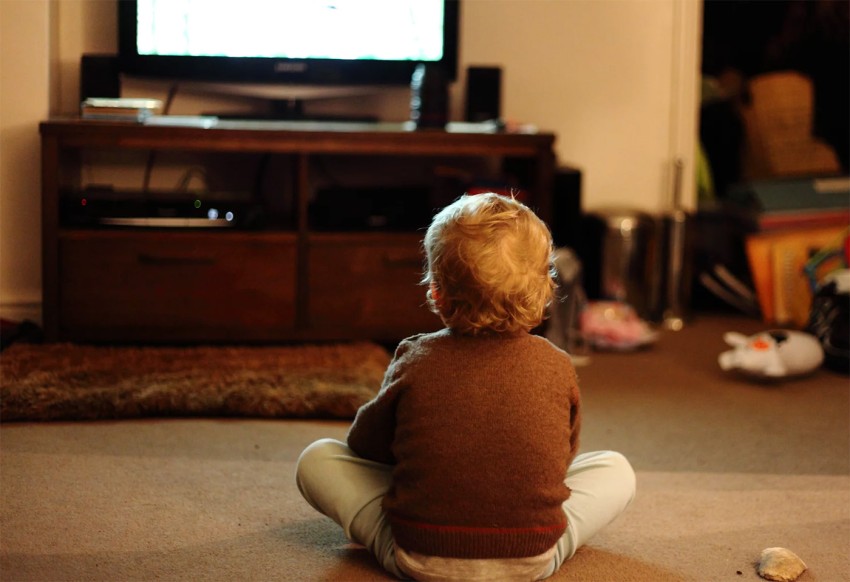 Як привчити дітей безпечно користуватися телевізором?