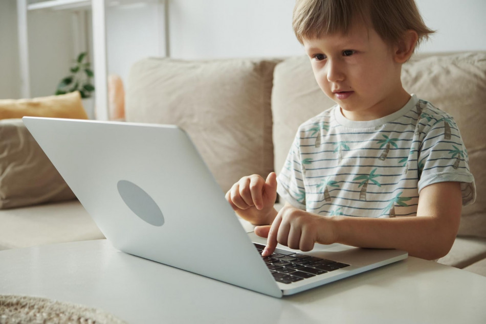 Встановіть чіткі та зрозумілі дитині правила користування ноутбуком