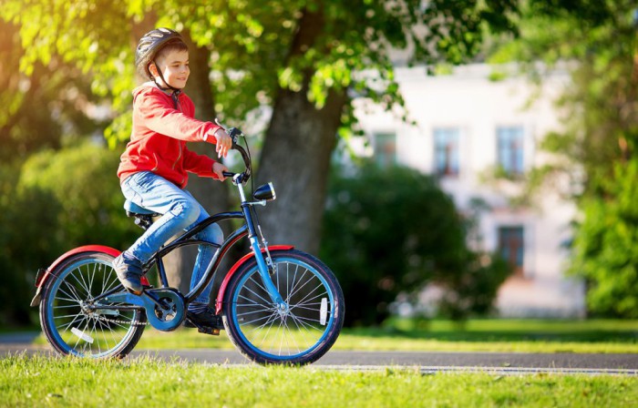 Як швидко і просто навчити дитину кататися на велосипеді