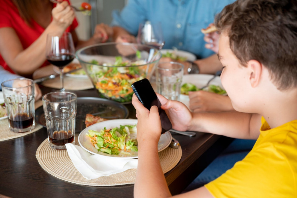 Які часові рамки варто встановити дитині на користування смартфоном